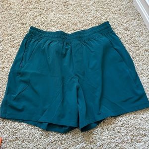 Men’s Lululemon shorts 5’